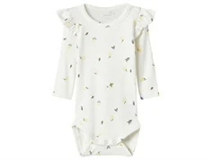 Hvid body med luftigt blomsterprint og flæser på skuldrene fra Name It 13241106 cloud dancer 